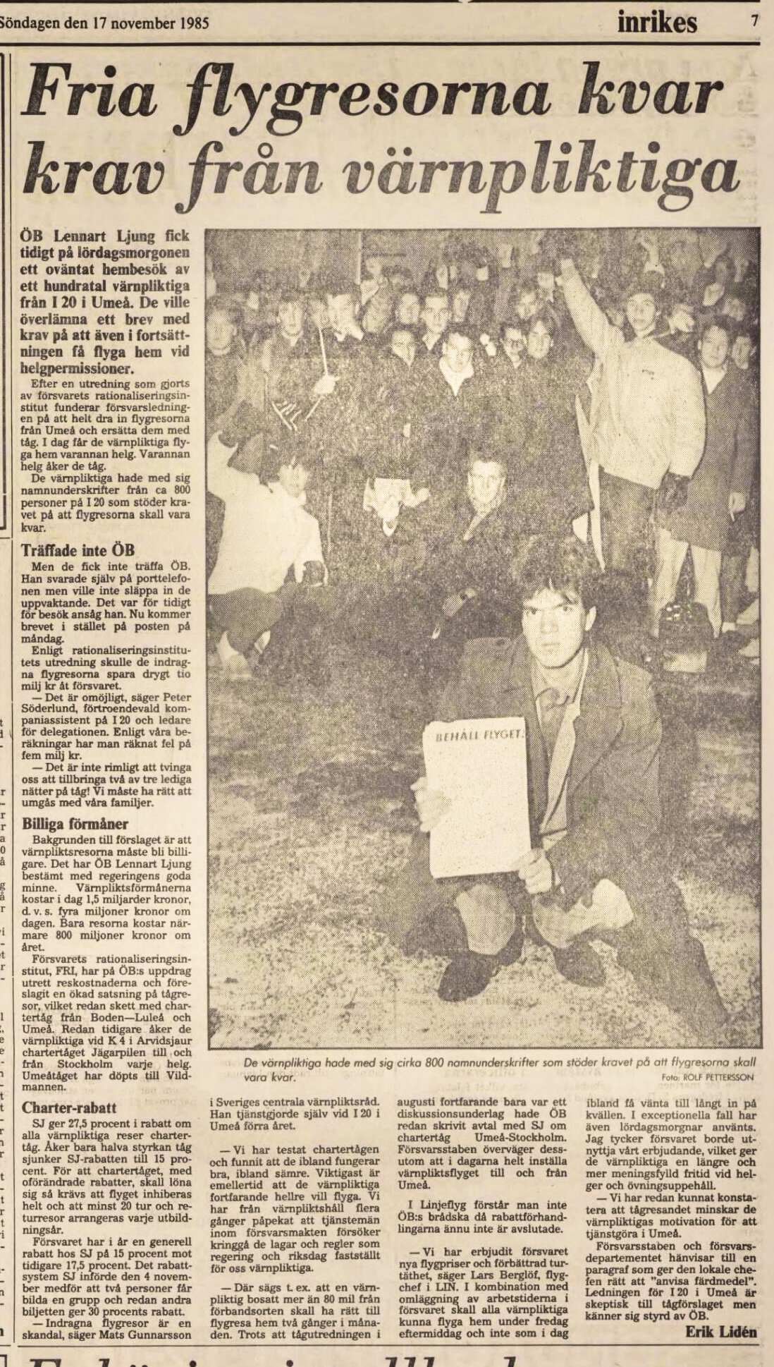 Några hundra värnpliktiga uppvaktar överbefälhavaren Lennart Ljung tidigt en lördagmorgon i november 1985 utanför hans bostad på Skeppsholmen i Stockholm.