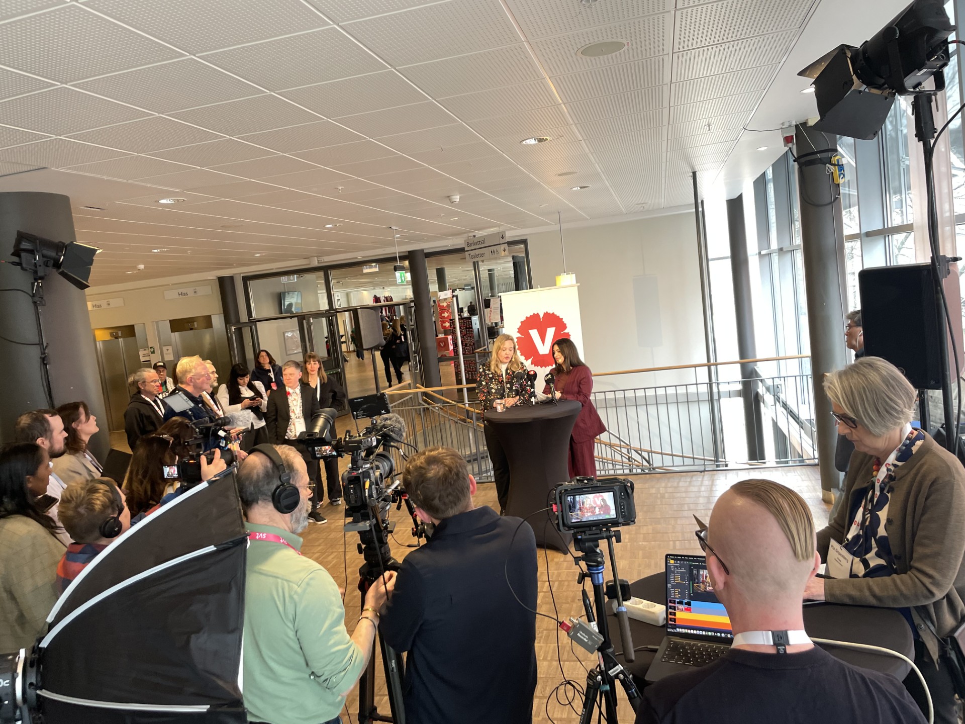 Nooshi Dadgostar och Ida Gabrielsson och den övriga partiledningen mötte stort bifall för sin politiska linje på kongressen. Här på presskonferens.