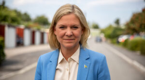 Magdalena Andersson kastar livboj åt högern