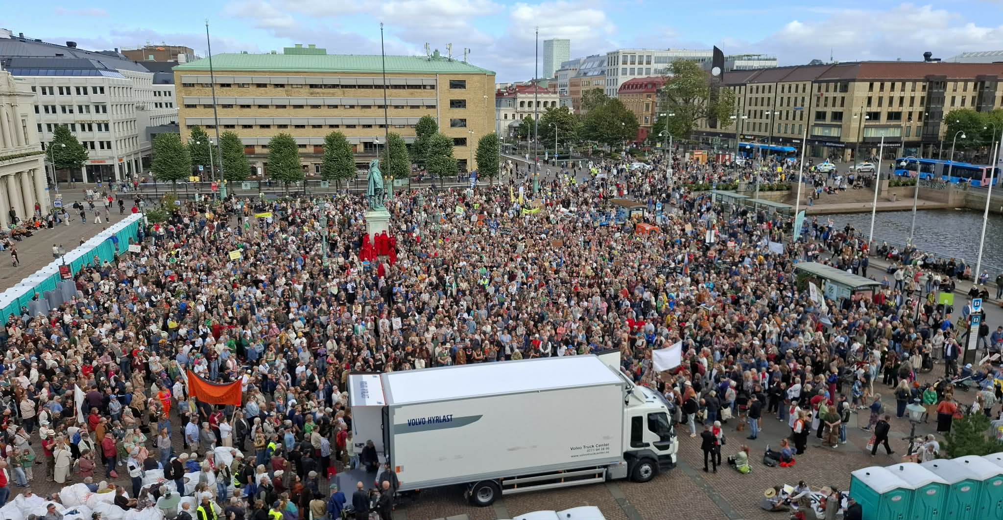 Gustav Adolfs Torg i Göteborg fyllt av klimatdemonstranter.