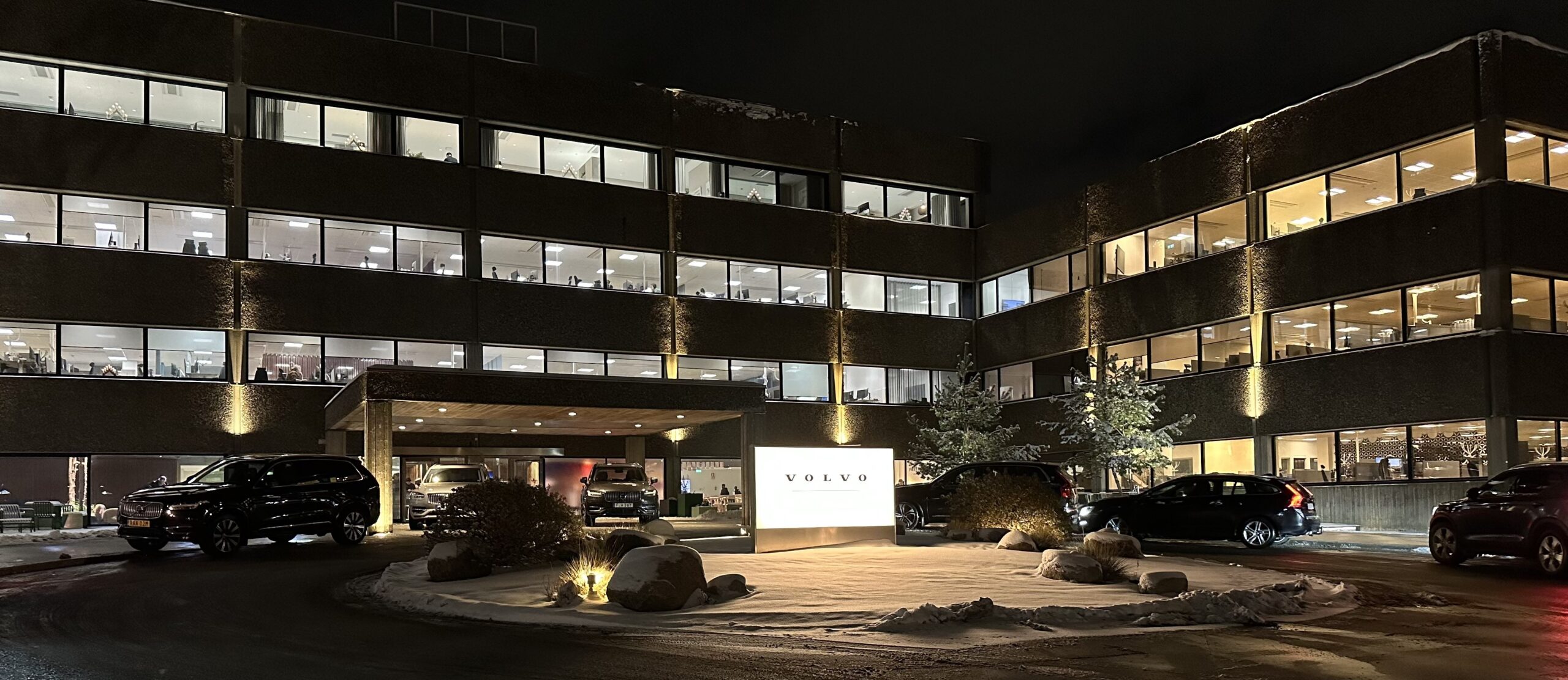Volvo Cars huvudkontor i Göteborg i mörker